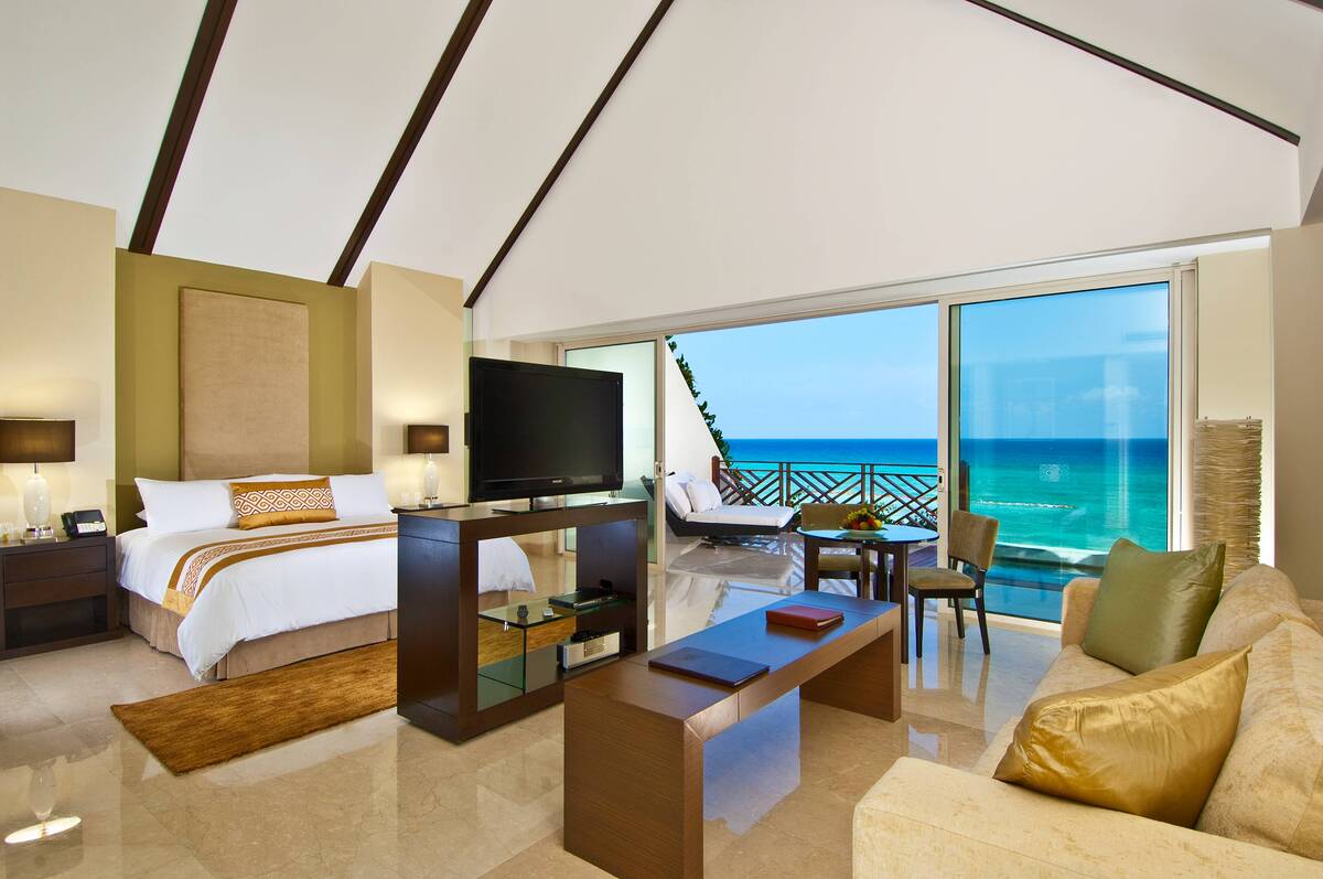 Grand Class Oceanfront Suite