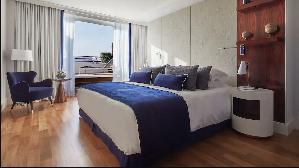 Junior Suite with Terrace and Partial Sea View King