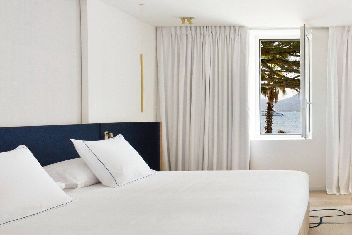 Deluxe Sea Room