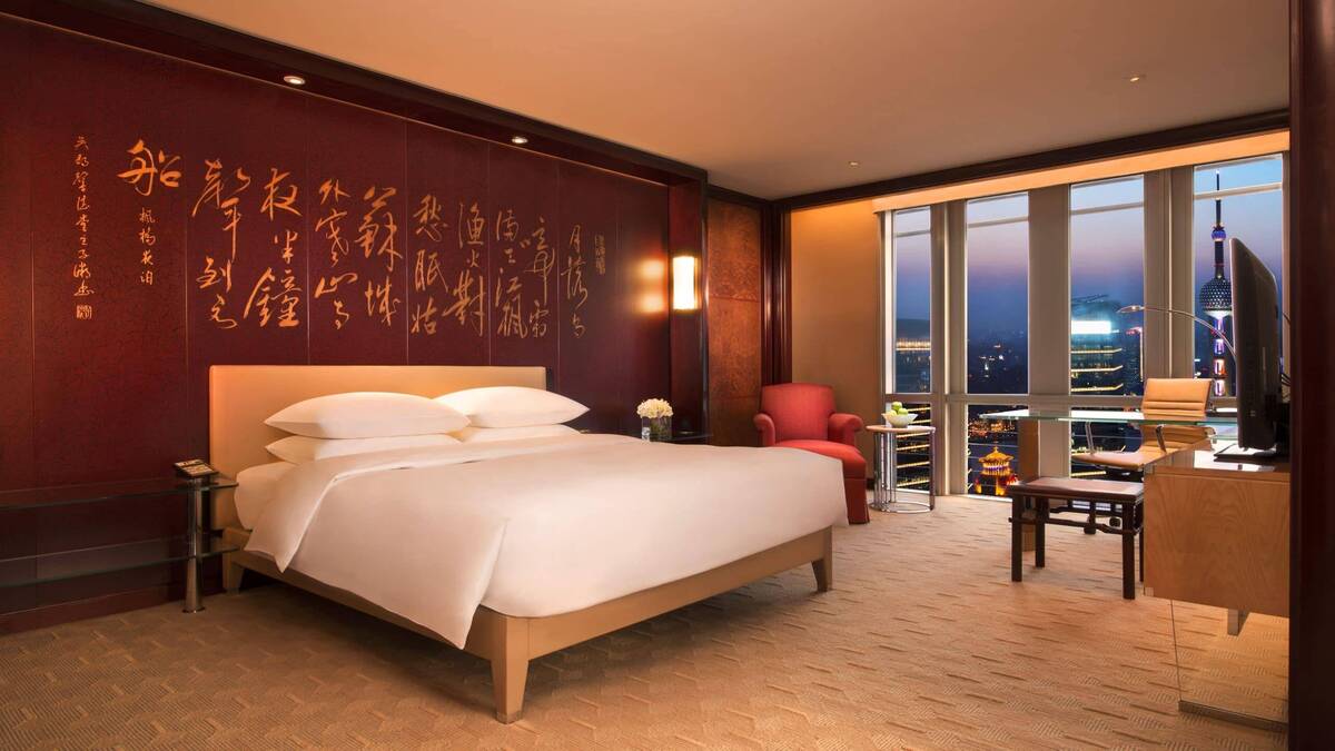 Grand Room Queen Bed