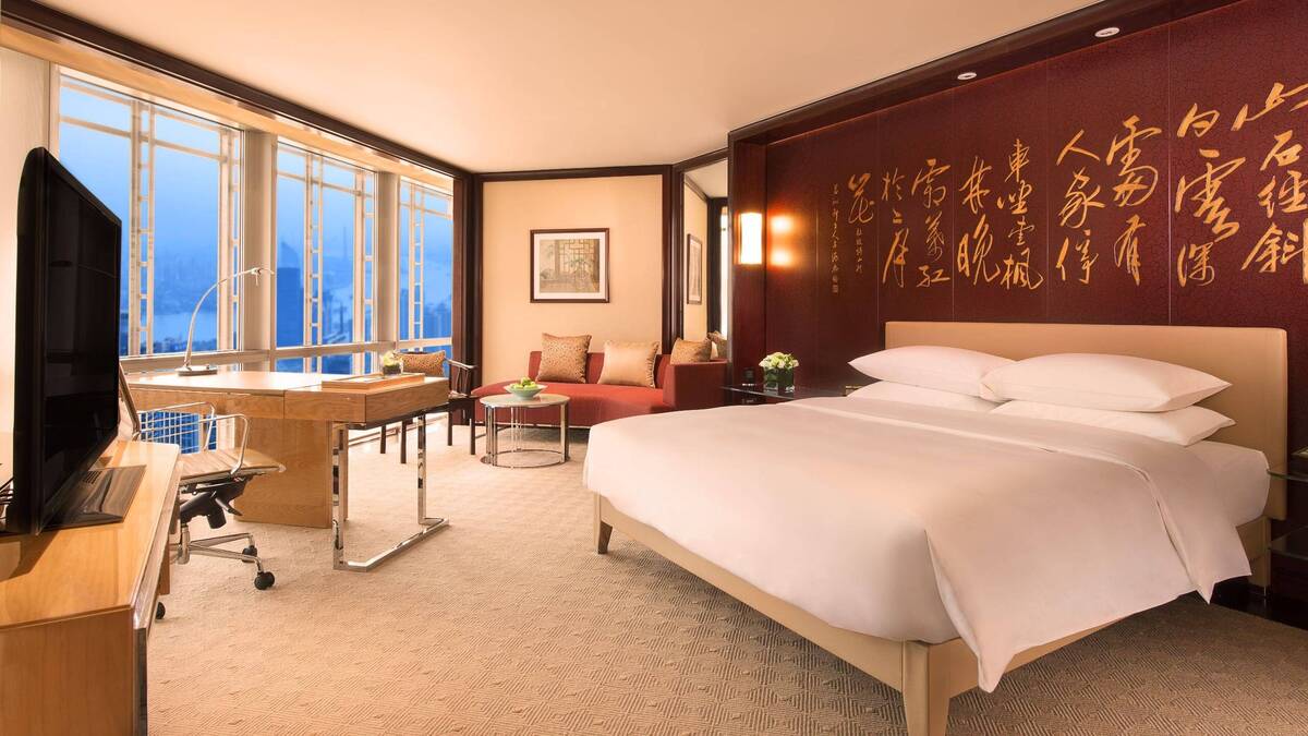 Club Deluxe Riverview Room King Bed