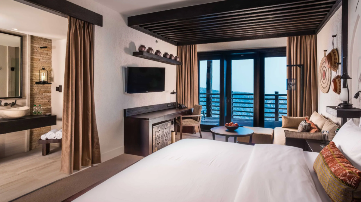 KING BED WITH RIDGE VIEW