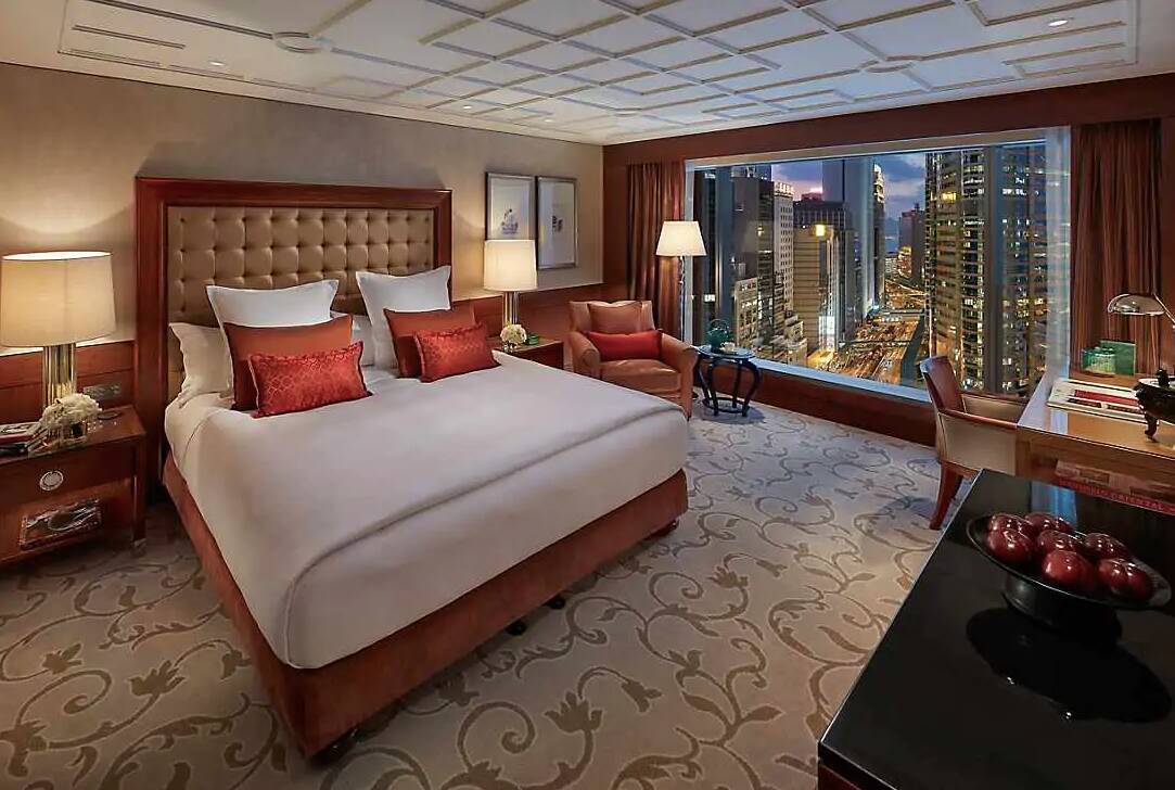 Club City View King Room