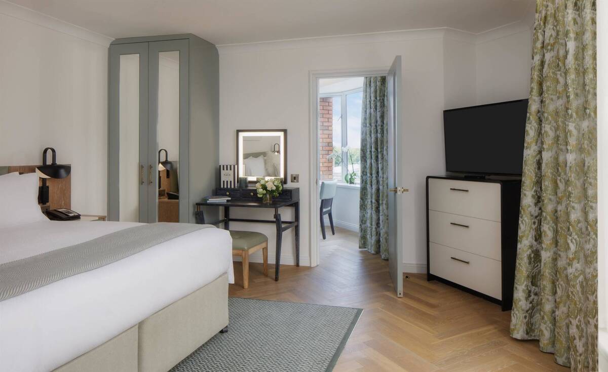 Deluxe One Bedroom Suite 