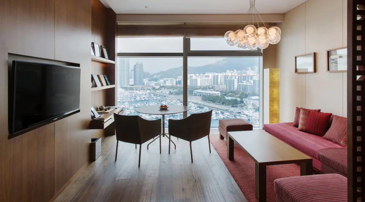 MARINA OCEAN CORNER SUITE, ONE KING BED