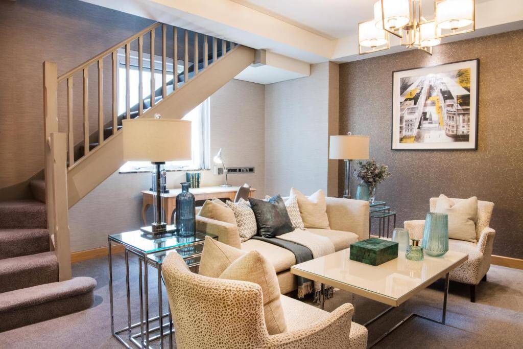 One Bedroom Deluxe Duplex Suite with Lounge Access
