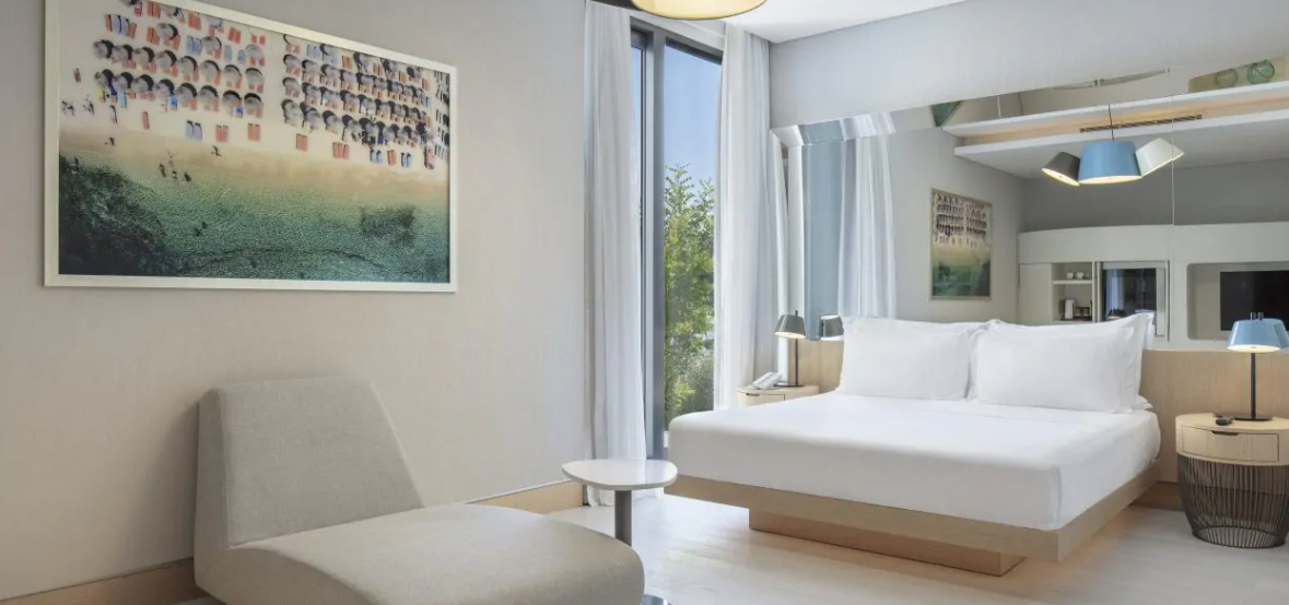 KING DELUXE ROOM WITH TERRACE AND PARTIAL SEA VIEW