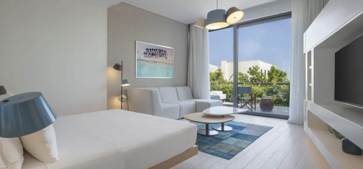 KING DELUXE ACCESSIBLE ROOM PARTIAL SEA VIEW
