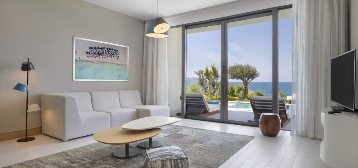 ONE BEDROOM SUITE WITH PRIVATE POOL AND SEA VIEW