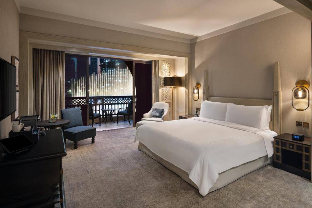 Deluxe Fountain View King Room