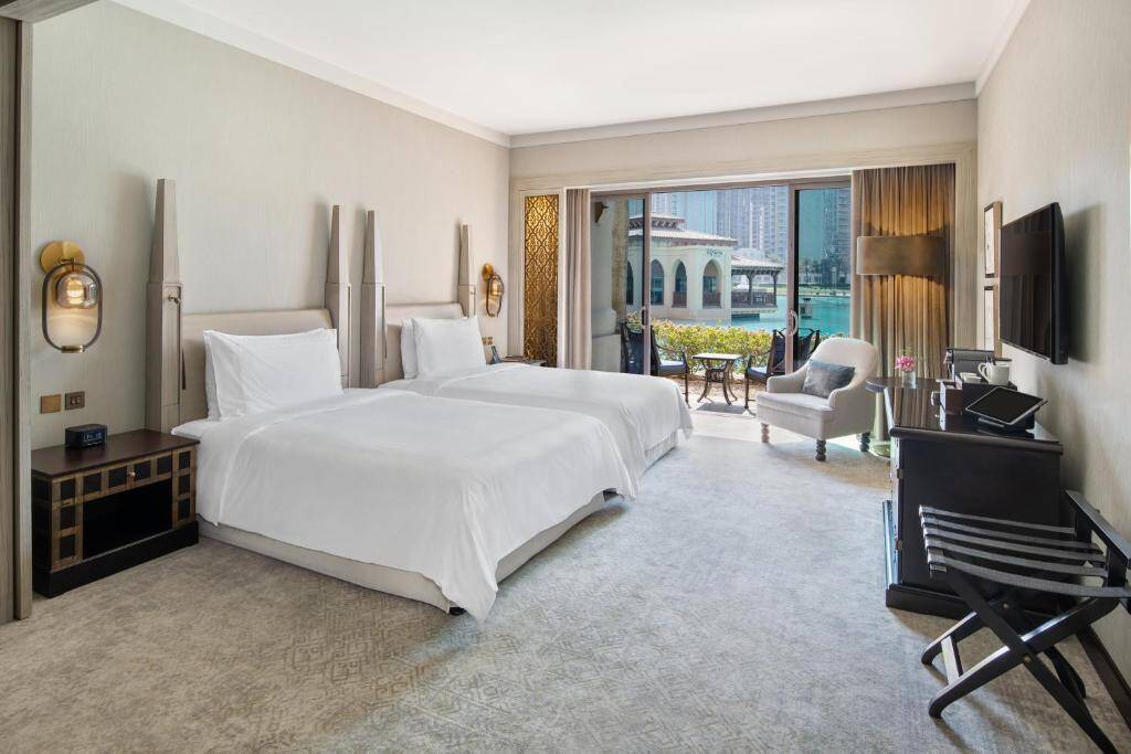Deluxe Fountain View Twin Room