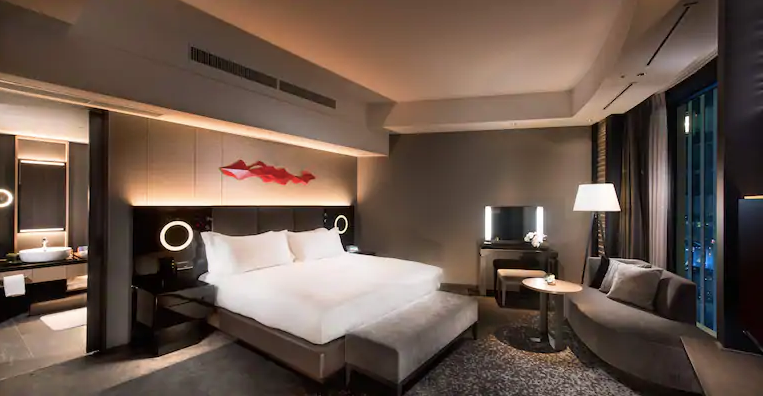 King Executive Corner Suite