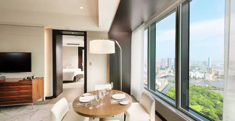 King Executive Suite Bay View Corner Room