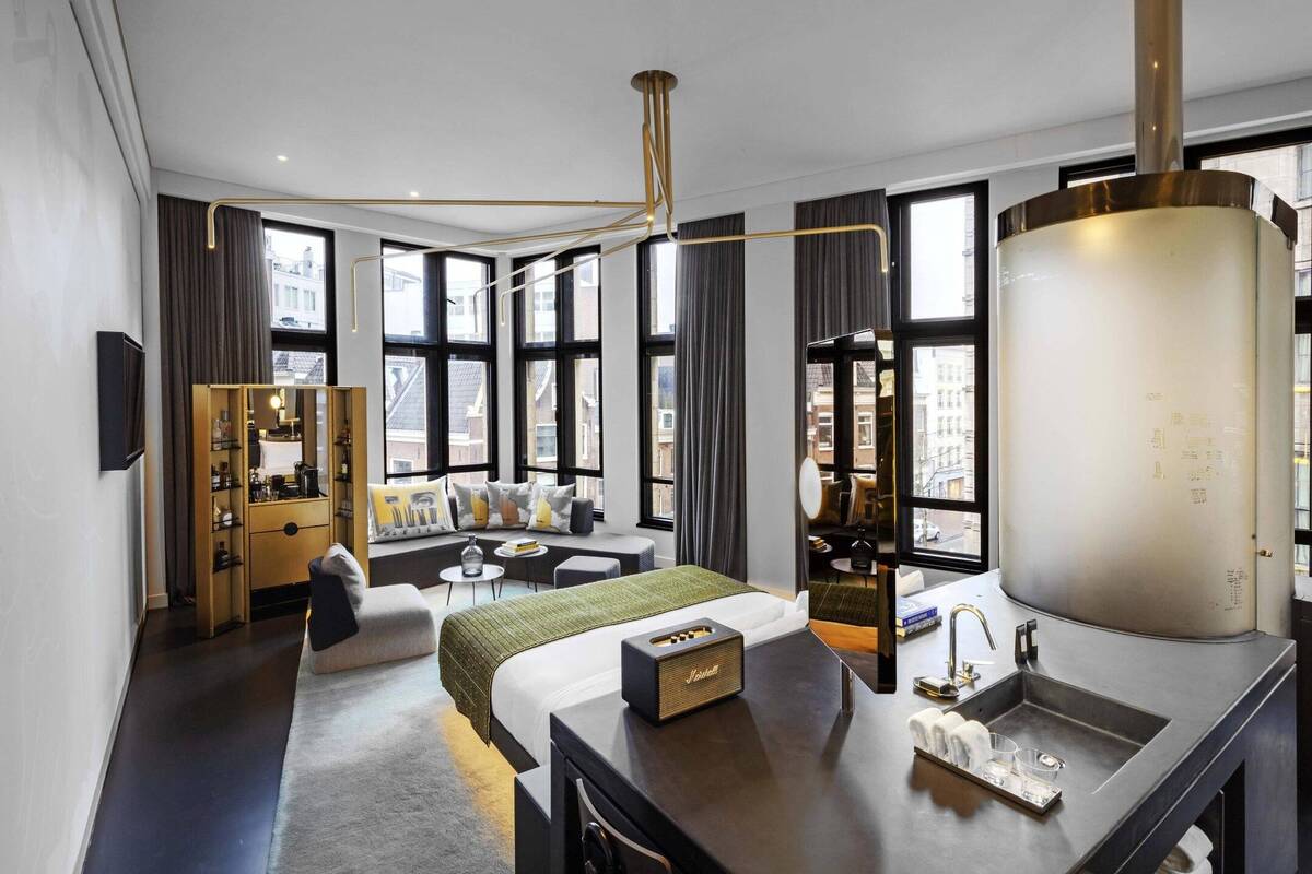 Deluxe Bank King Suite