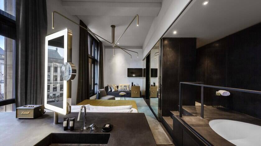 Superior Bank King Room Canal View
