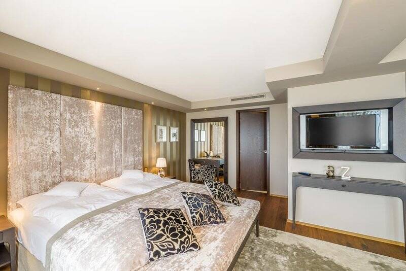 Junior Lake View Suite