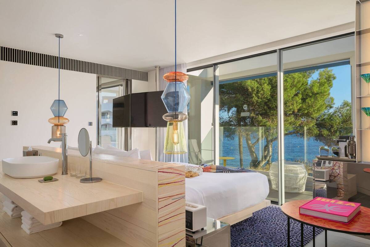 Premier Guest Room King Seafront Balcony