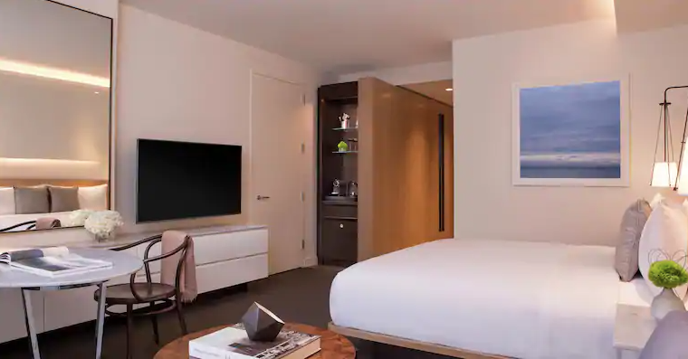 Deluxe One King Hearing Accessible Room