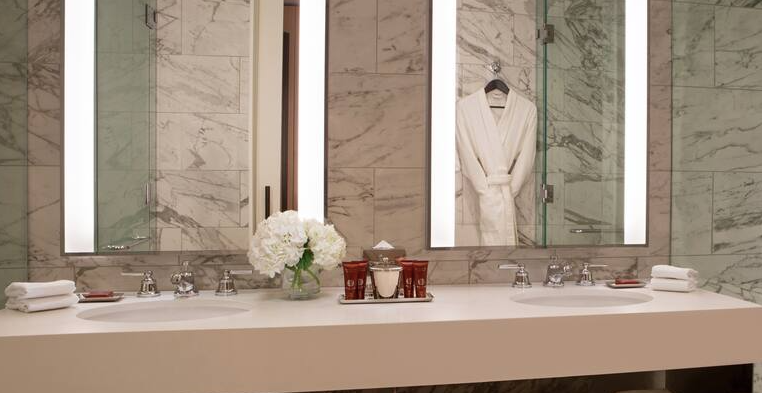 Deluxe King Hearing/Mobility Accessible Room with Roll-In Shower