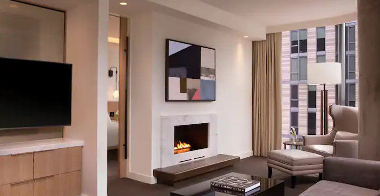 Park View King Suite with Hearing/Mobility Accessibility and Tub