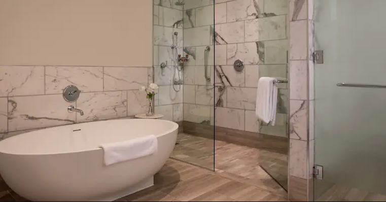 Diplomat One Bedroom Suite - One King Bed