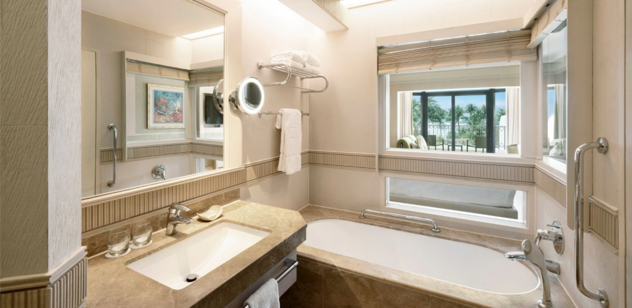 Deluxe Pool View King Room