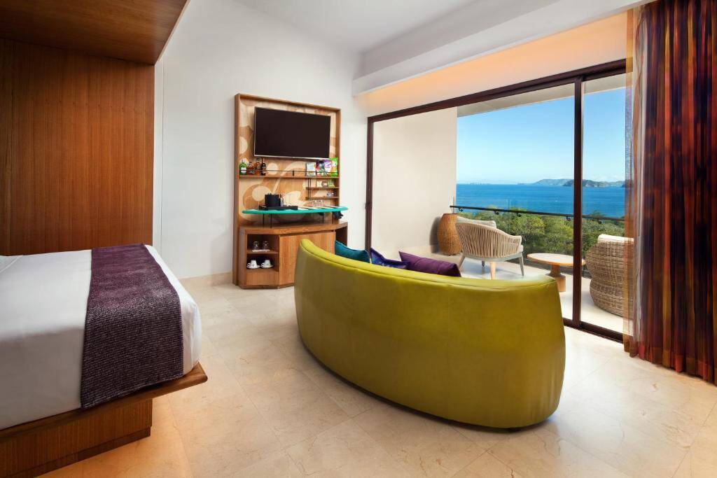 Premier Guest Room King Ocean View Balcony