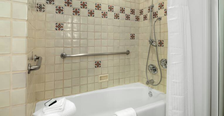 Resort Casita King Mobility Accessible Room with Bathtub