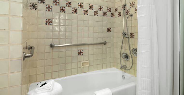 Resort Casita King Mobility Accessible Room with Bathtub