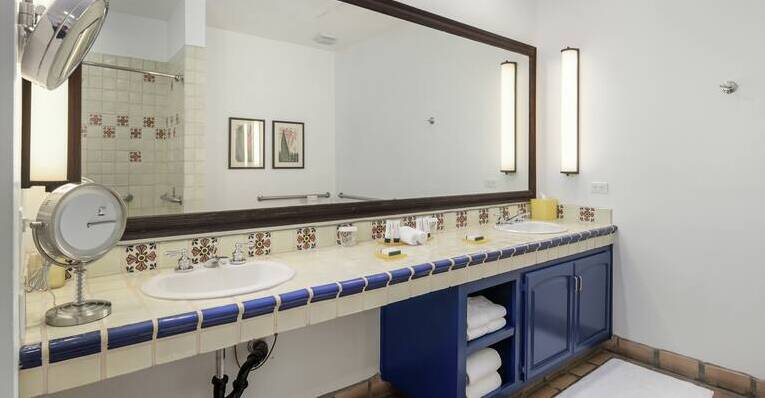 Resort Casita King Mobility Accessible Room with Bathtub