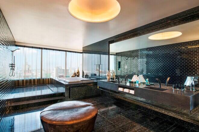 Wow Vice Presidential Suite, Corner Room, Whirlpool