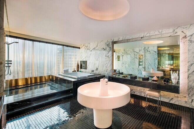 Extreme Wow Presidential Suite, Croner Room, Whirlpool