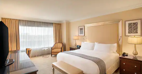 Mobility Hearing Accessible Deluxe King Suite with Roll-In-Shower