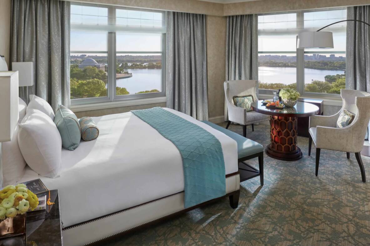 Premier Water View King Room (Shower and Tub)