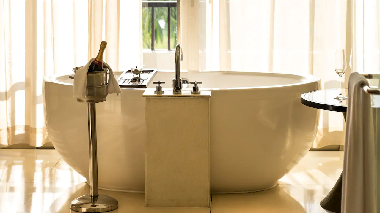 Alila Suite with Infinity Pool View and Balcony 