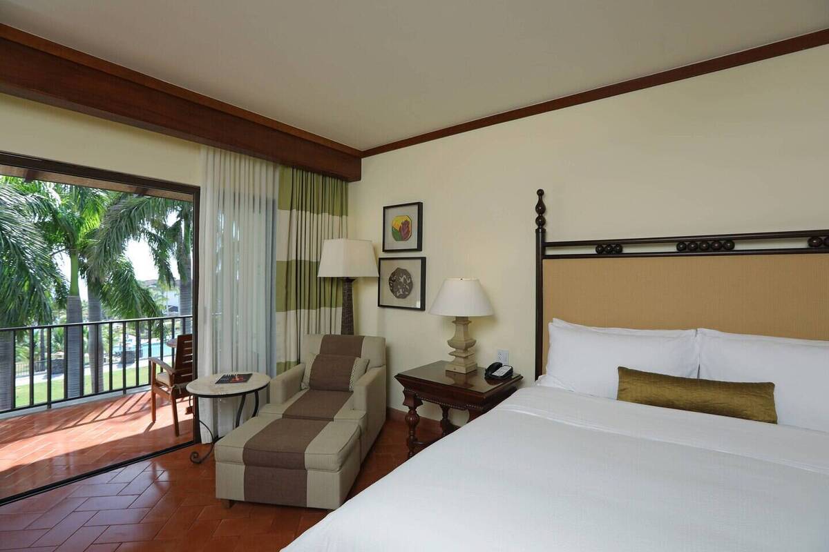 Deluxe Garden View King Room