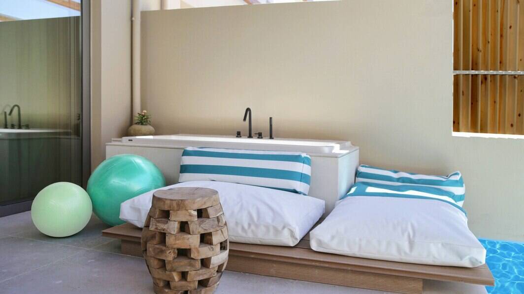 Upbeat Retreat Pool View, Plunge Pool Room
