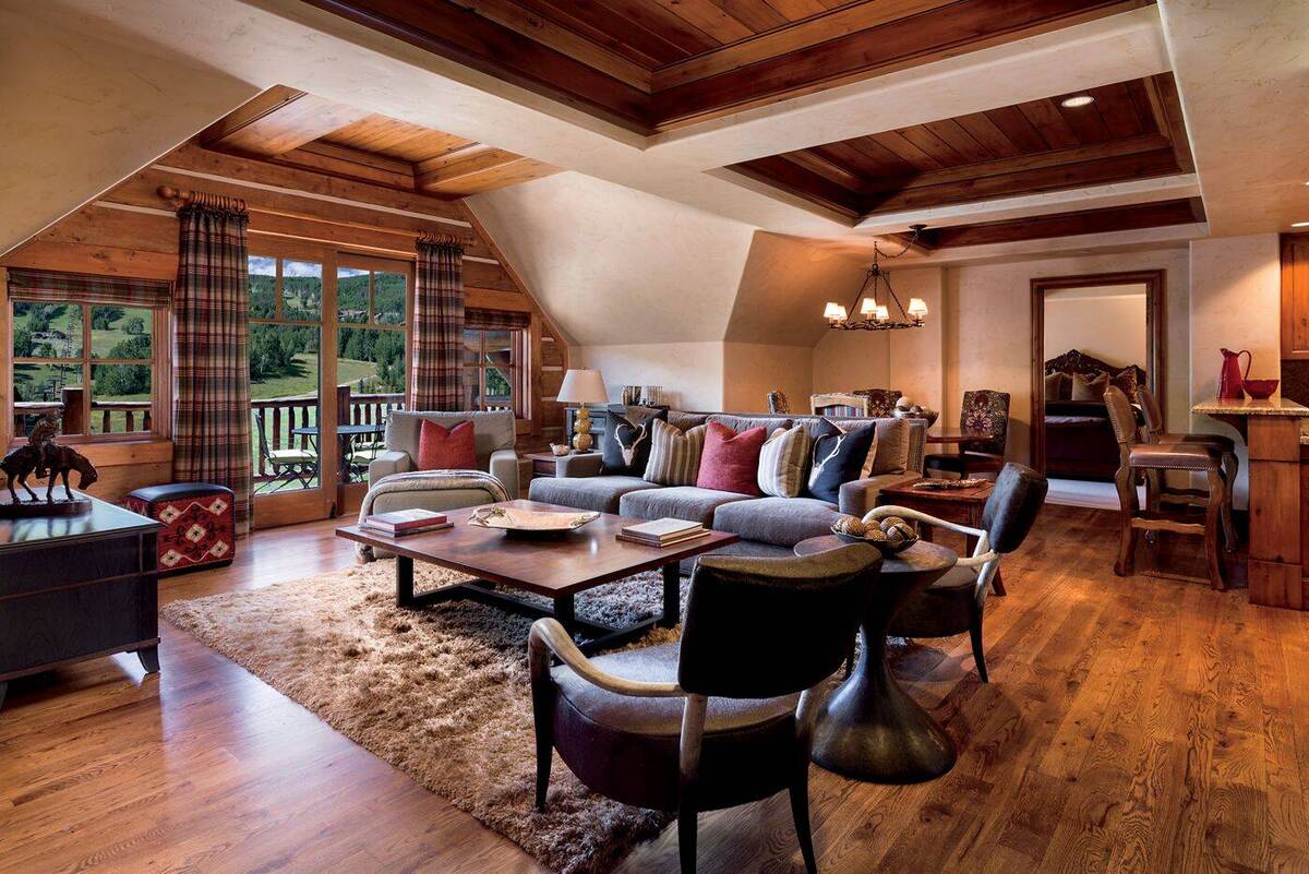Three Bedroom Penthouse Suite - Slopeside Mountain View