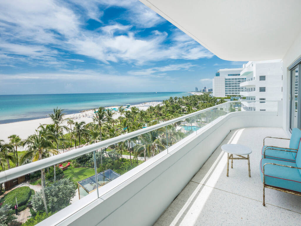 Premier Oceanfront Corner ADA King Junior Suite - Mobility Accessible