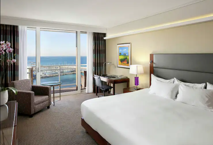 King Corner Vista Suite with Sea View
