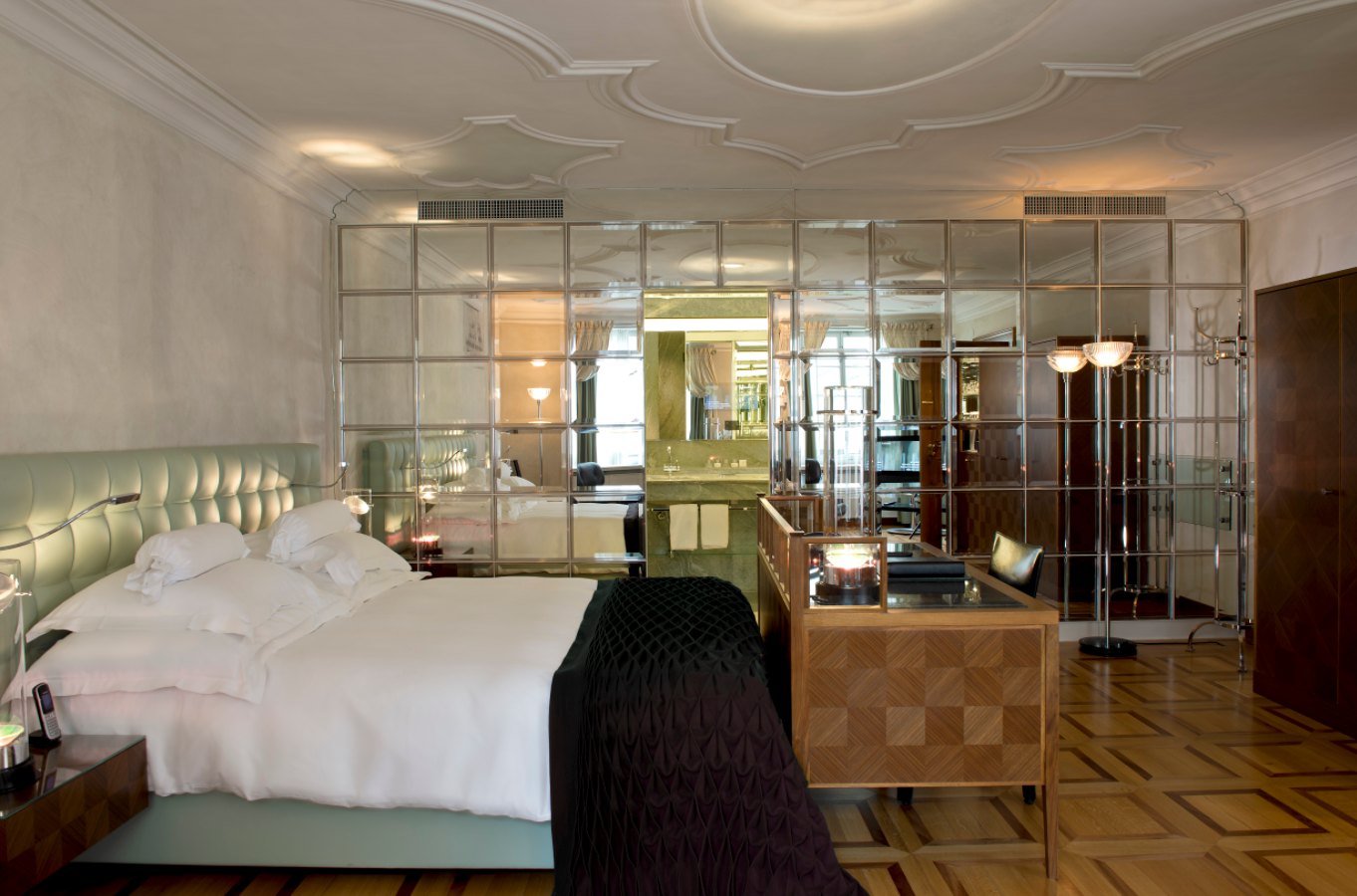 Courtyard Queen Room