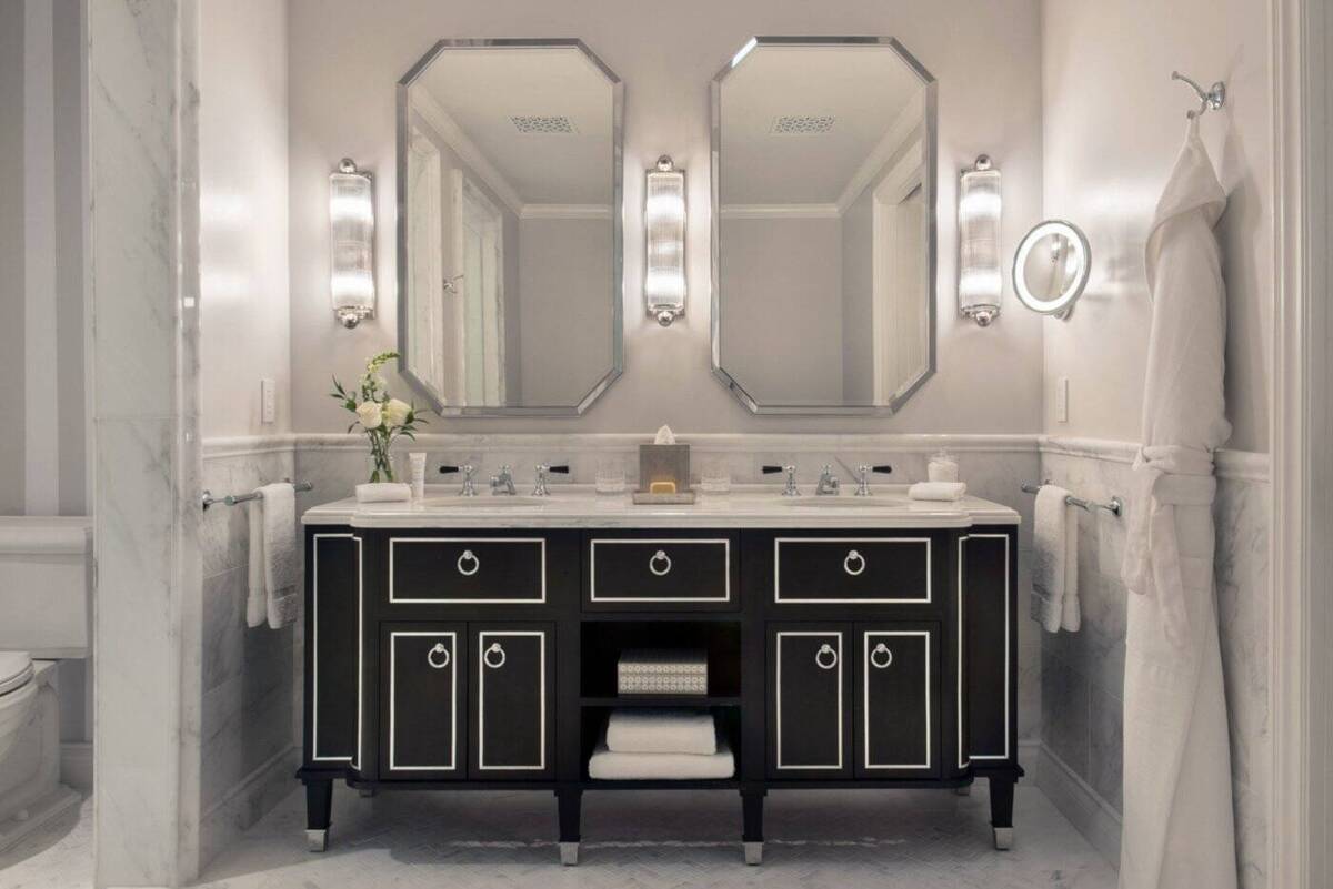 Mobility-Hearing Accessible Manor House King with Tub