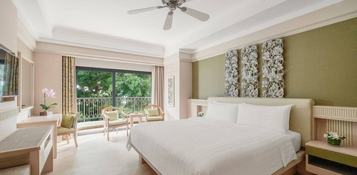 Superior Hill View King Room