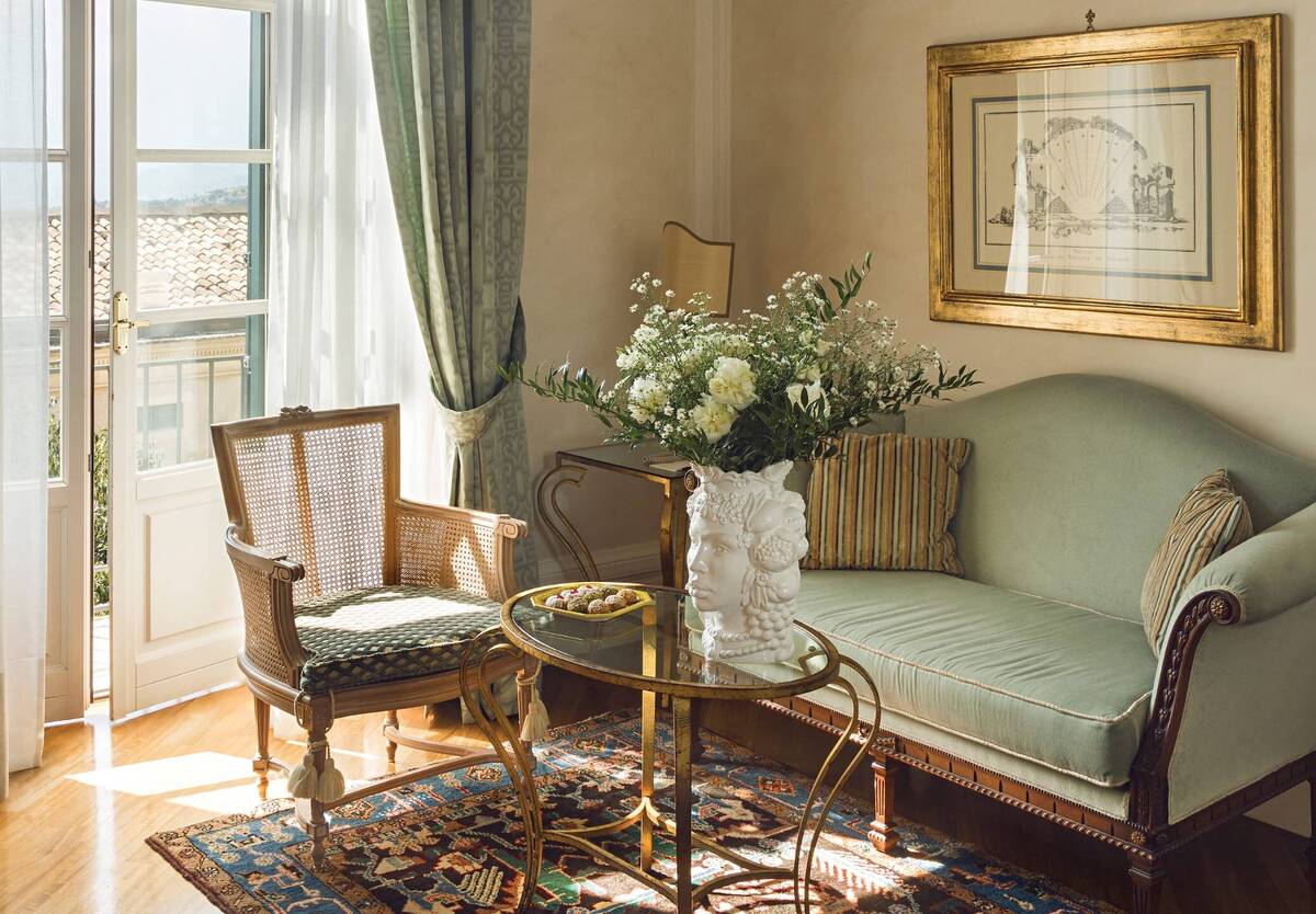 Villa Flora Gallery Room