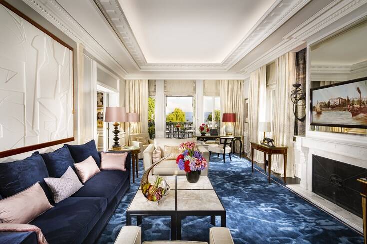 Lakeside Corner Suite 