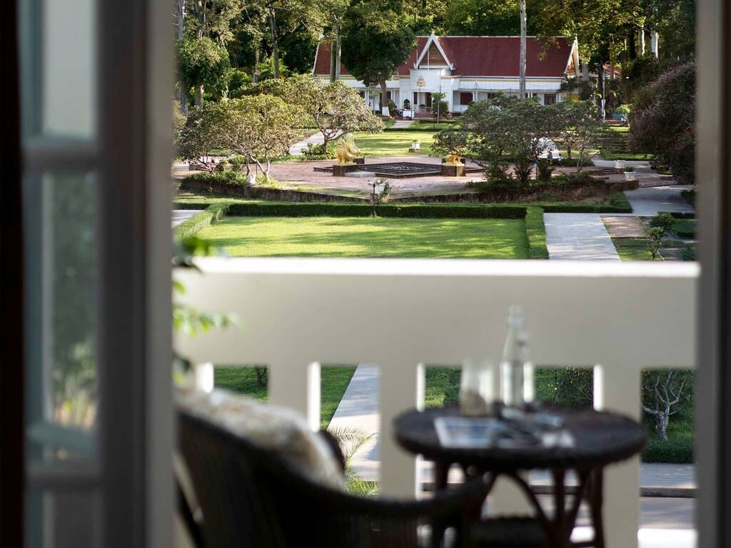 Landmark Pool View King Room