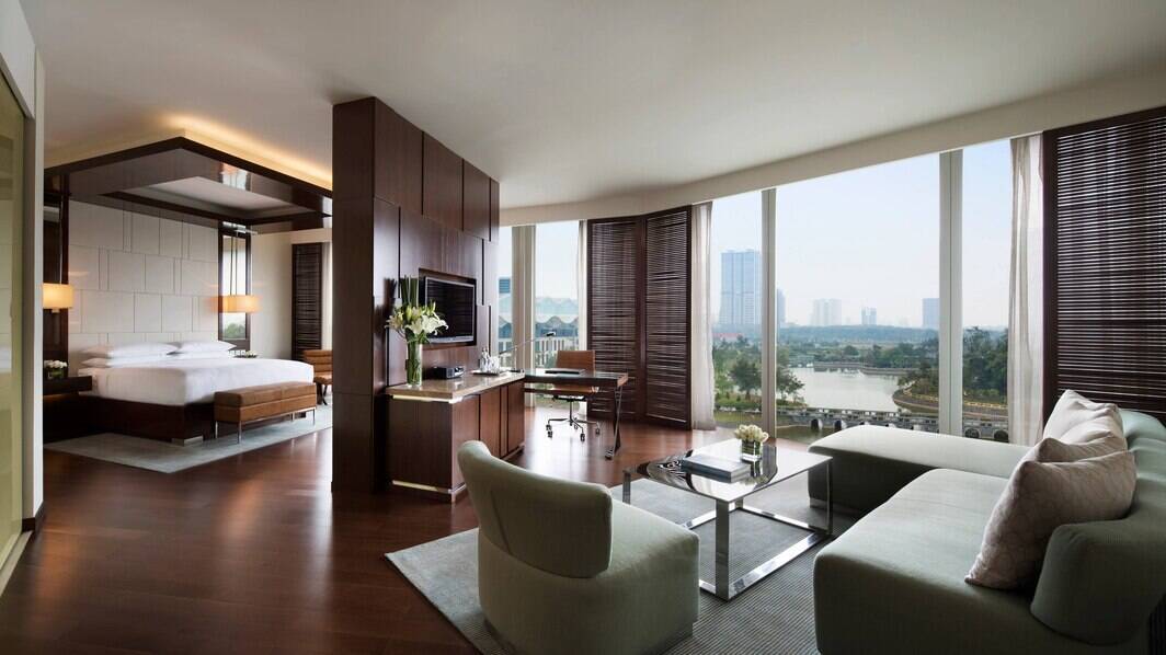 DELUXE ONE BEDROOM JUNIOR SUITE, EXECUTIVE LOUNGE ACCESS