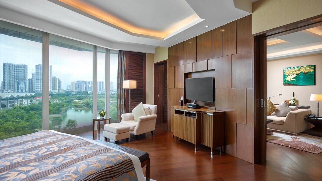 EXECUTIVE ONE BEDROOM SUITE LAKE VIEW, EXECUTIVE LOUNGE ACCESS