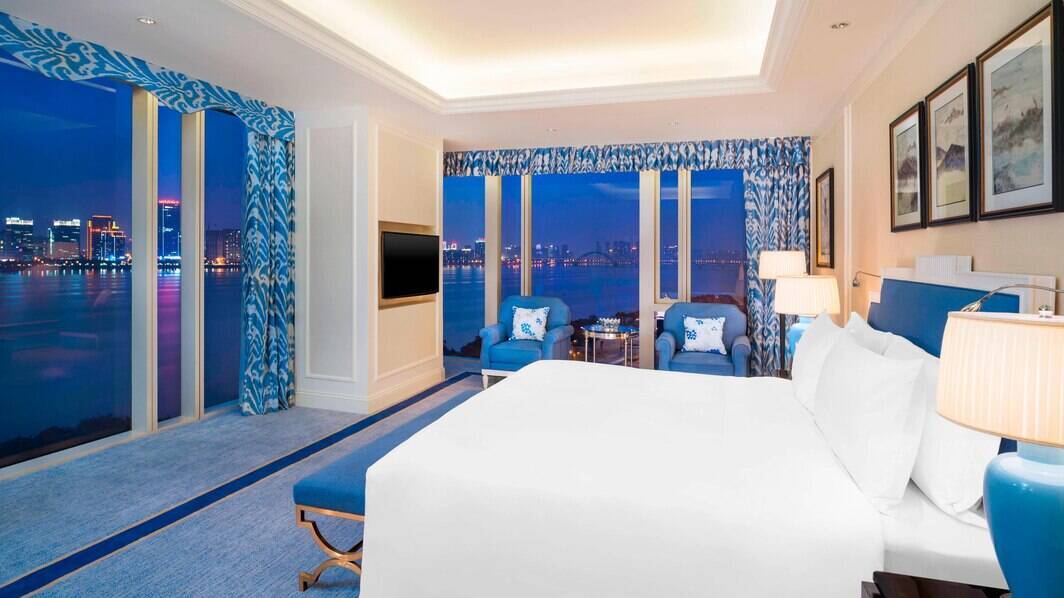 Panoramic Larger Riverview King Room with 270
