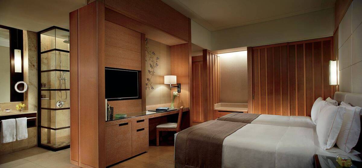 Deluxe Twin Guest Room Partial Ocean View Balcony